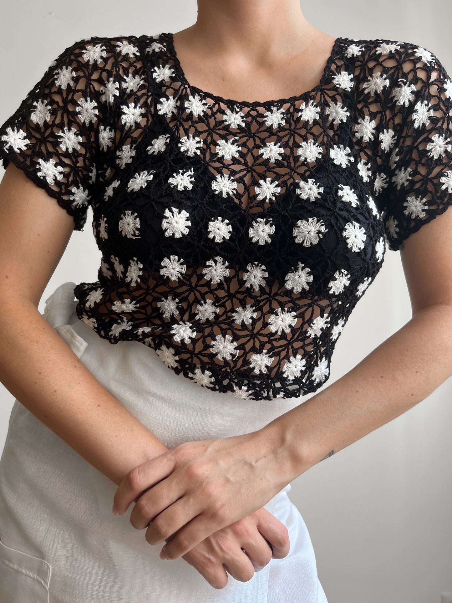 Maglia crochet con fiori