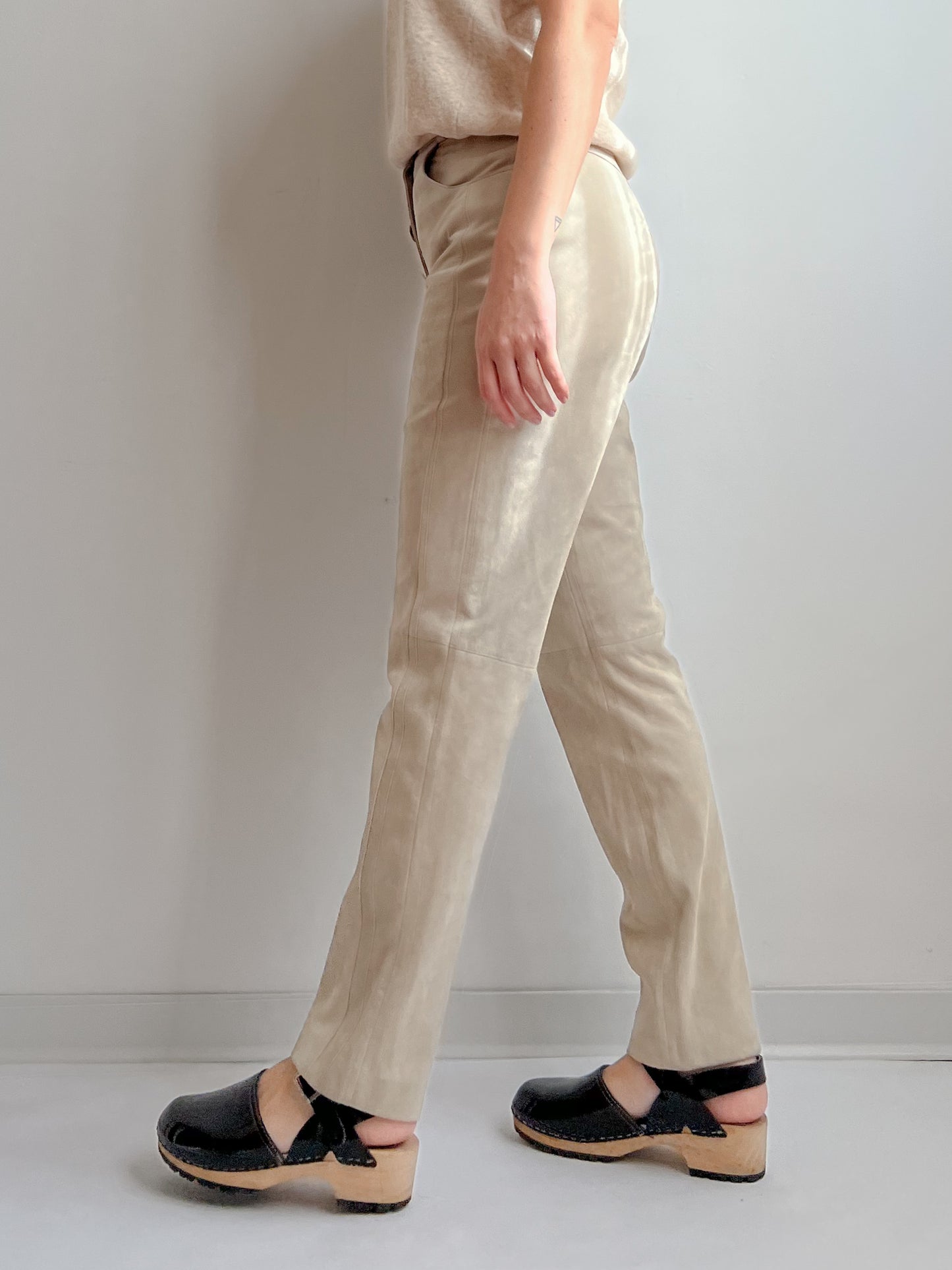 Pantaloni in suede color sabbia