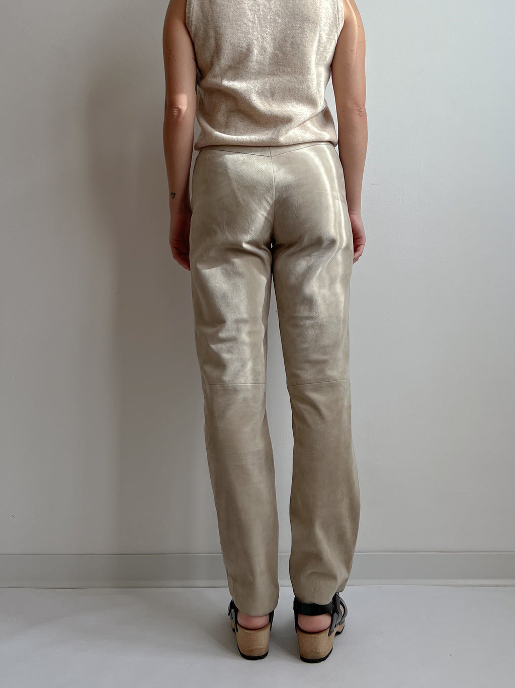 Pantaloni in suede color sabbia