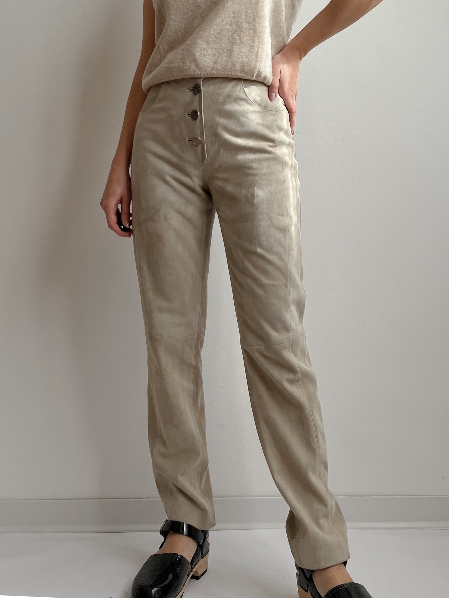 Pantaloni in suede color sabbia