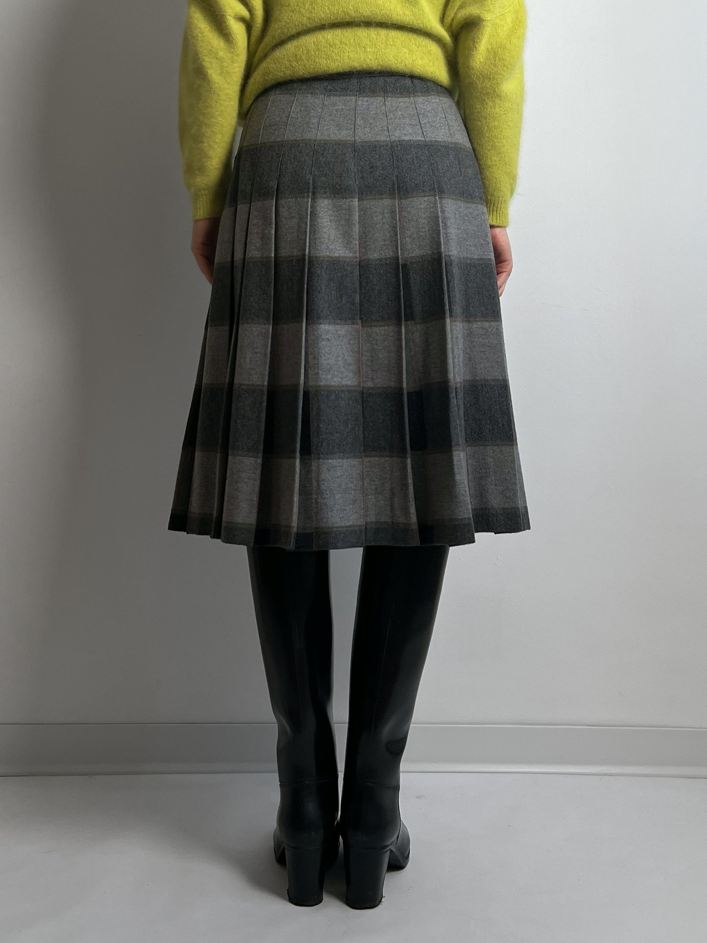 Pure wool pleated grey skirt