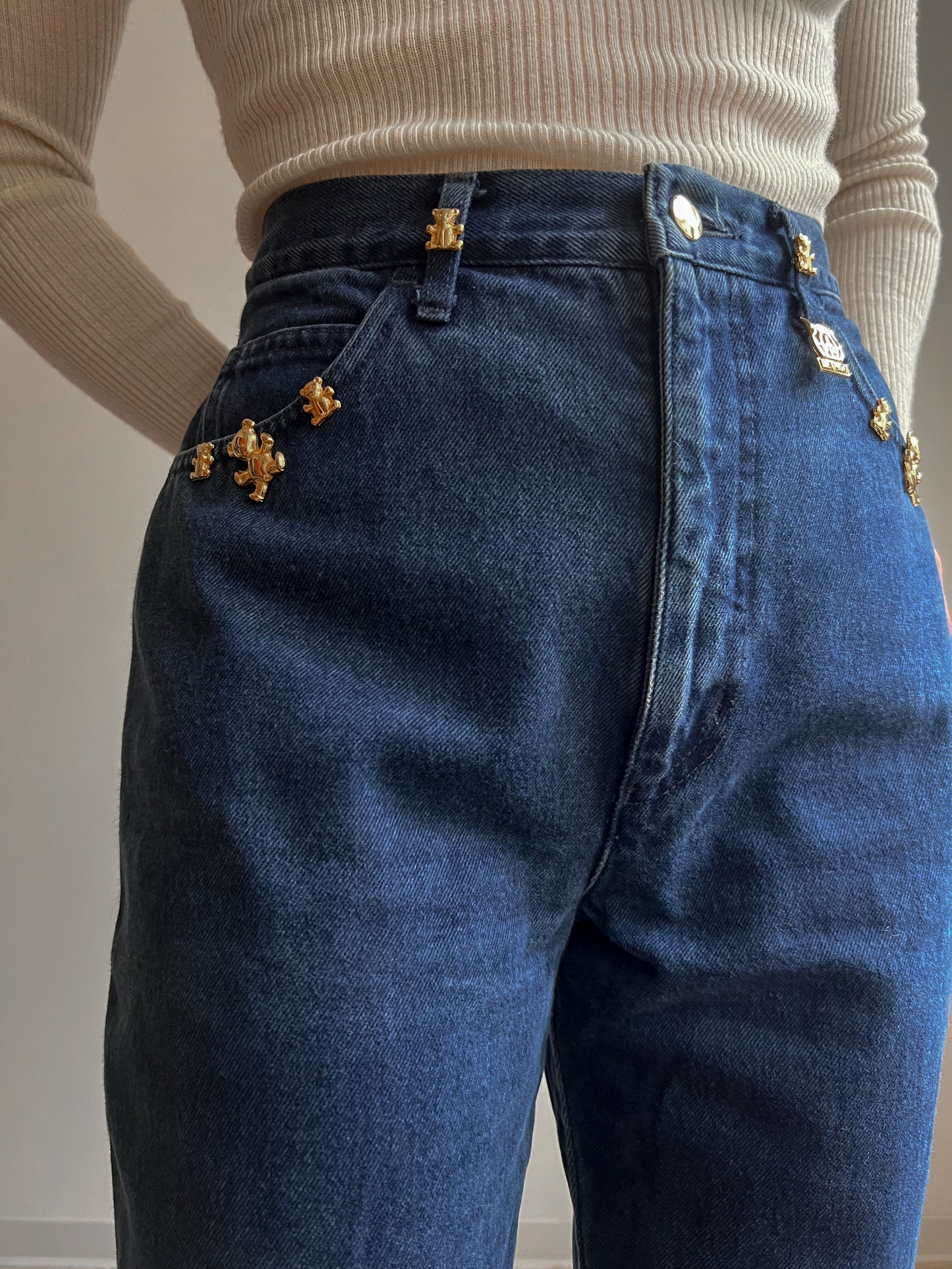 Jeans con orsetti dorati