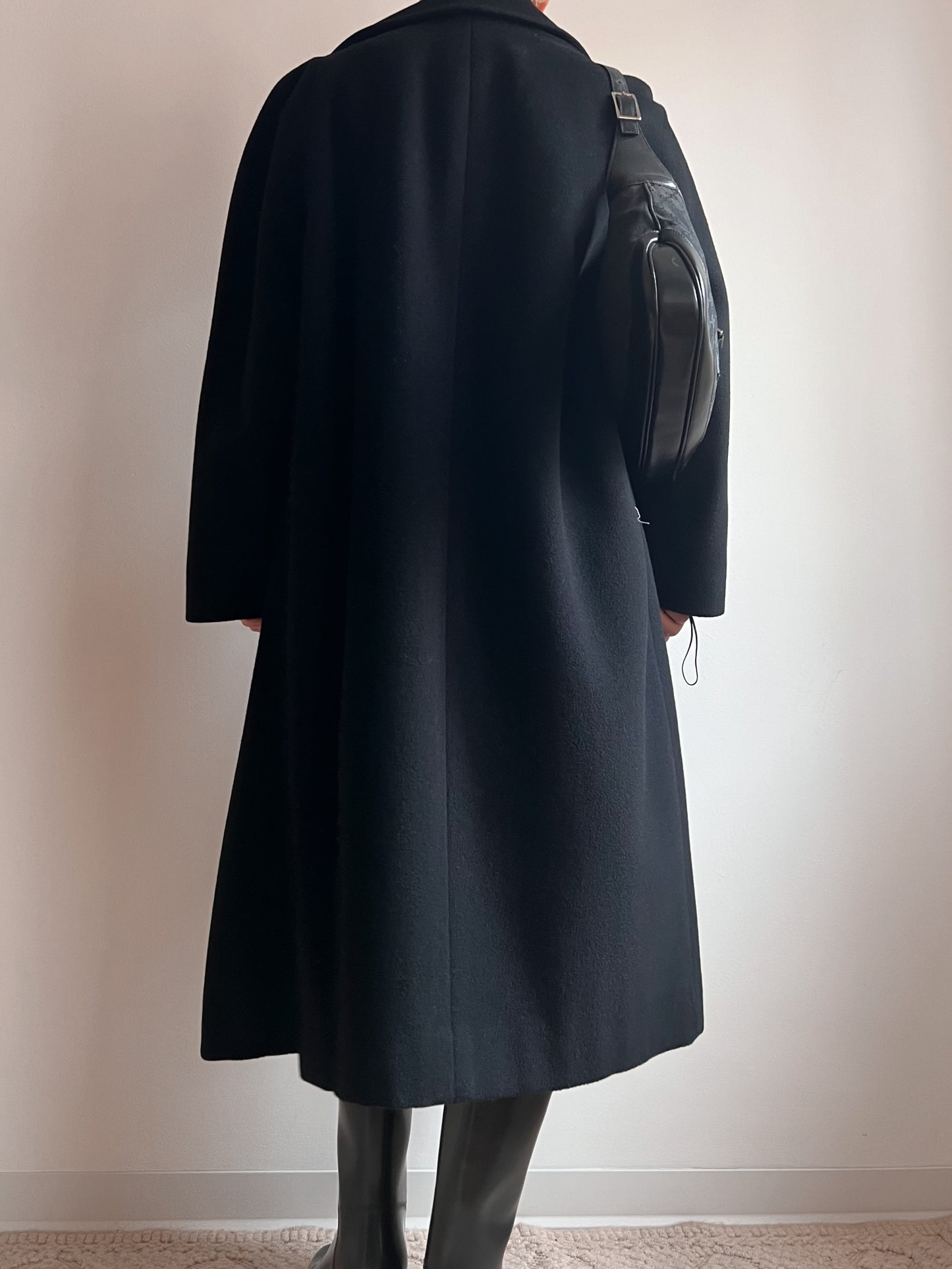 Cappotto nero in pura lana vergine