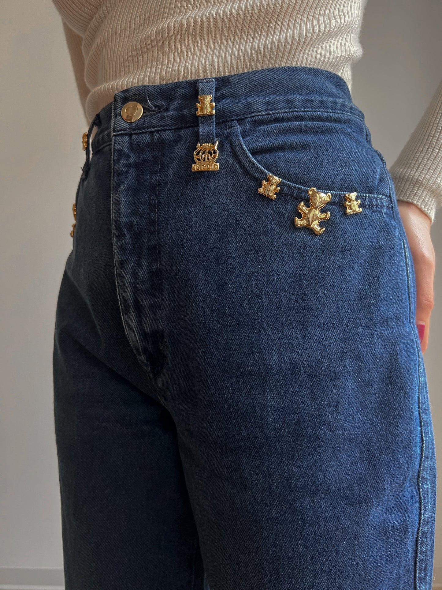 Jeans con orsetti dorati