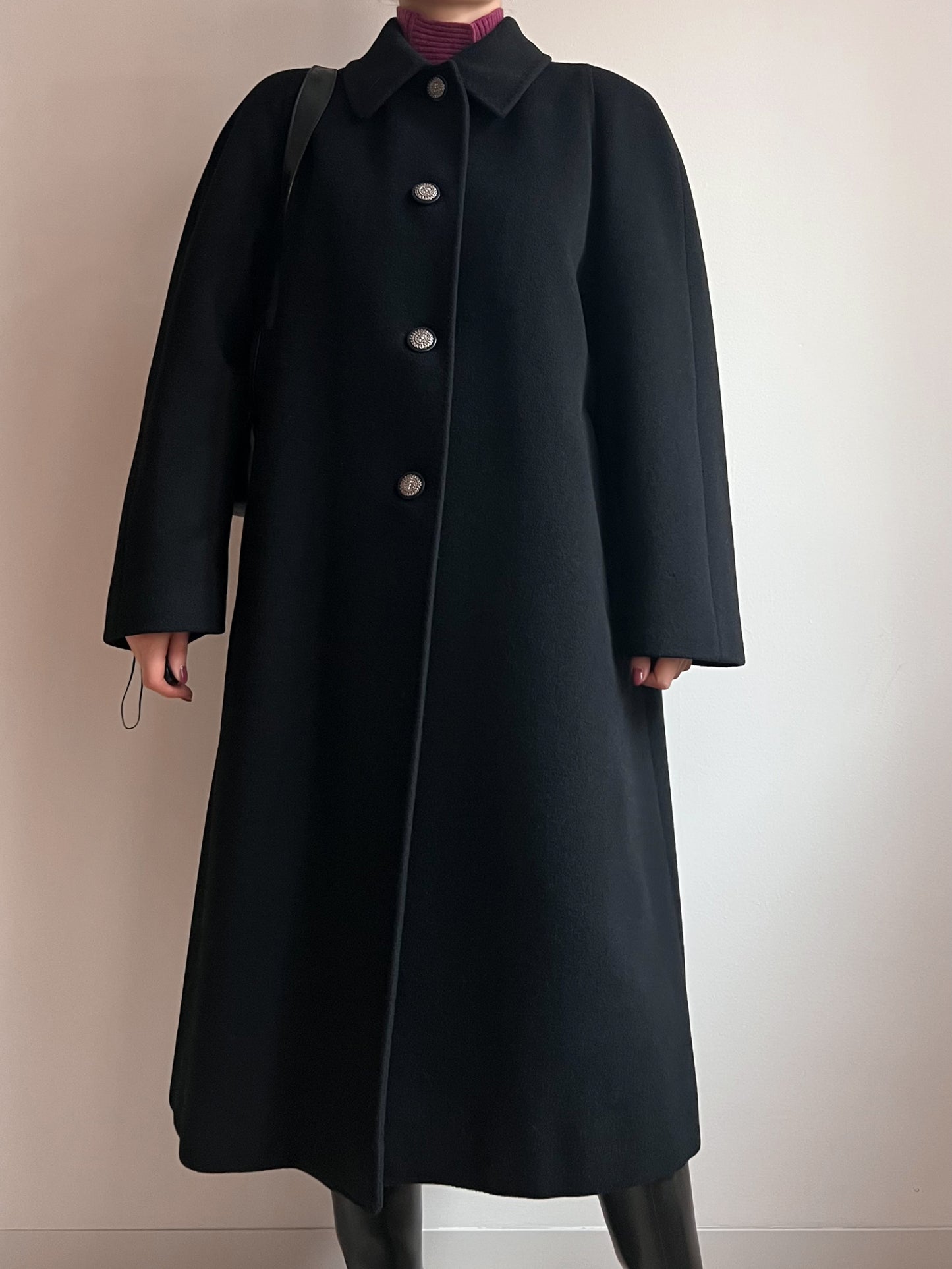 Cappotto nero in pura lana vergine