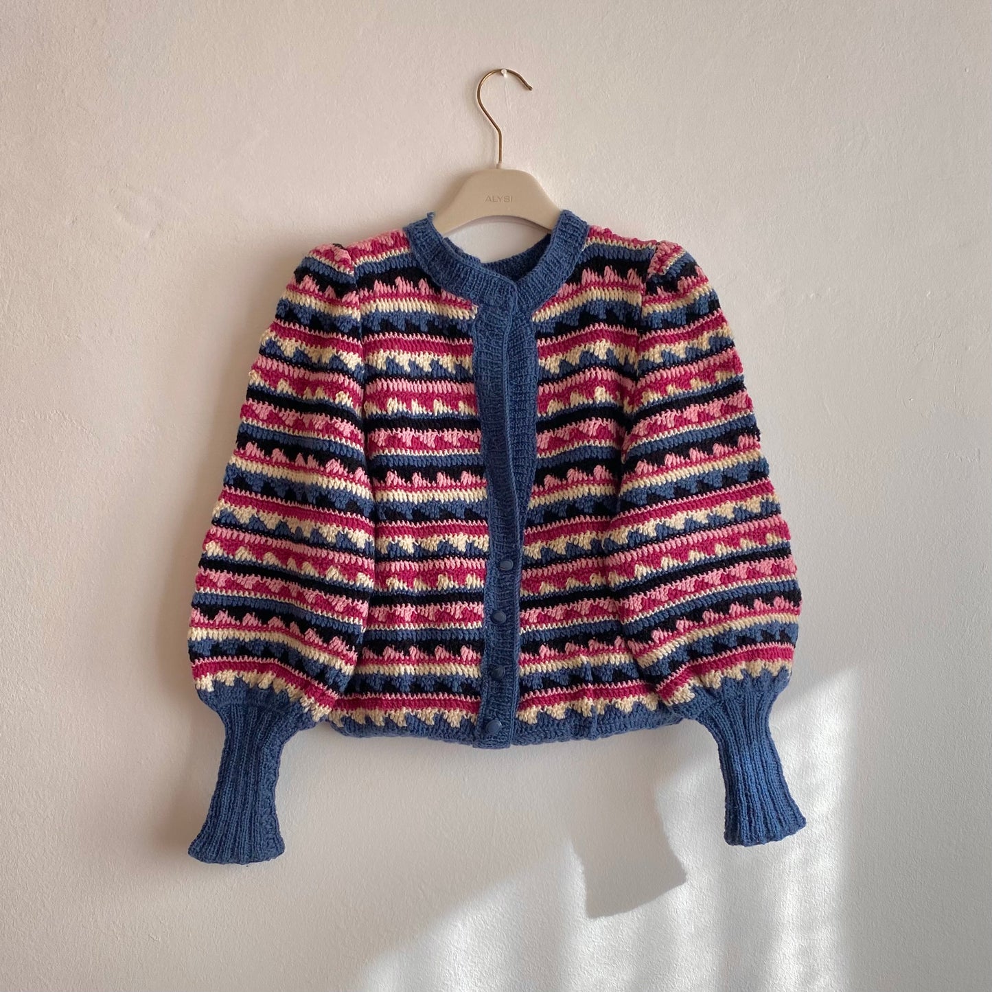 Cardigan fatto ad uncinetto